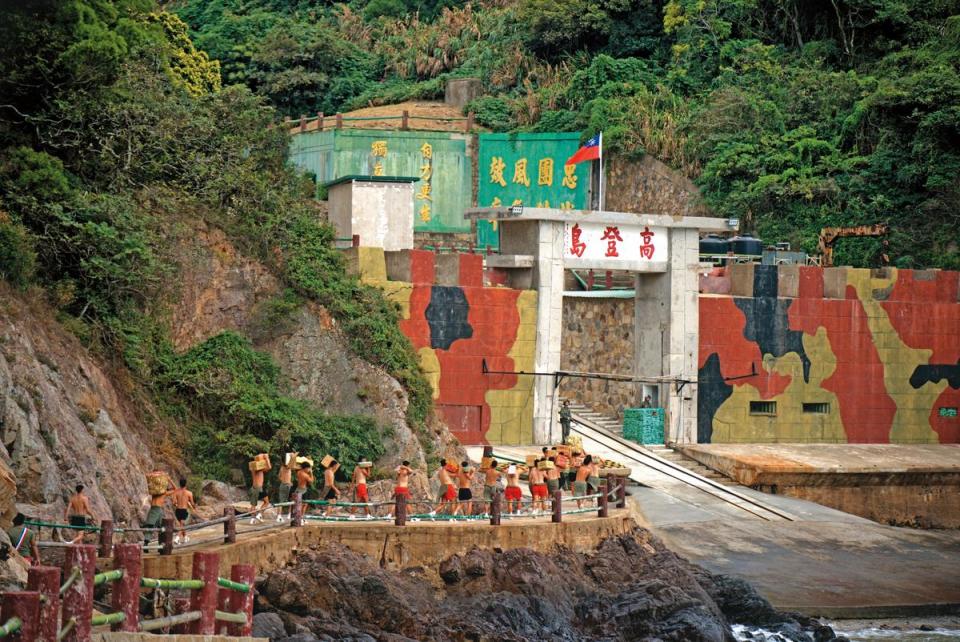 高登島距離中國大陸約9公里，受軍方嚴格管制，劇組費時8個月申請在碼頭取景。（馬克吐溫提供）