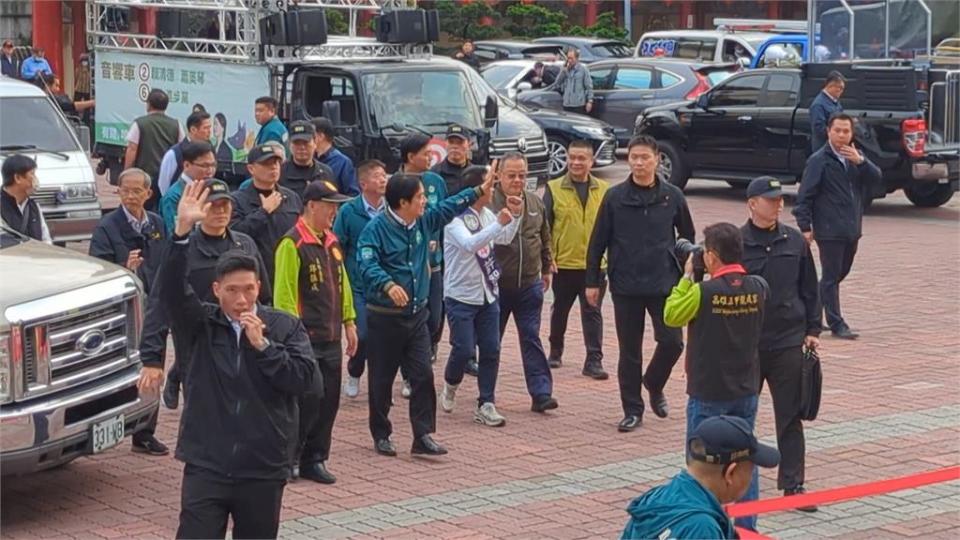 民進黨鳳山大造勢後繼續拚選　賴清德再陪許智傑車隊掃街