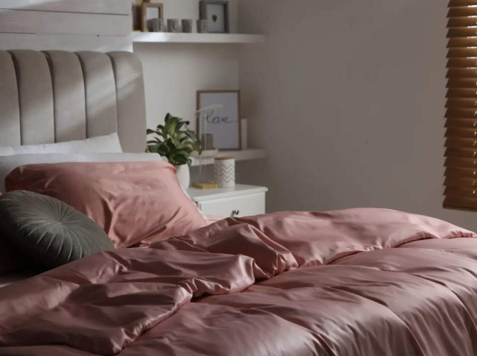 Mit einer neuen Bettdecke könnt ihr leicht euer Schlafzimmer aufpeppen. - Copyright: New Africa/Shutterstock
