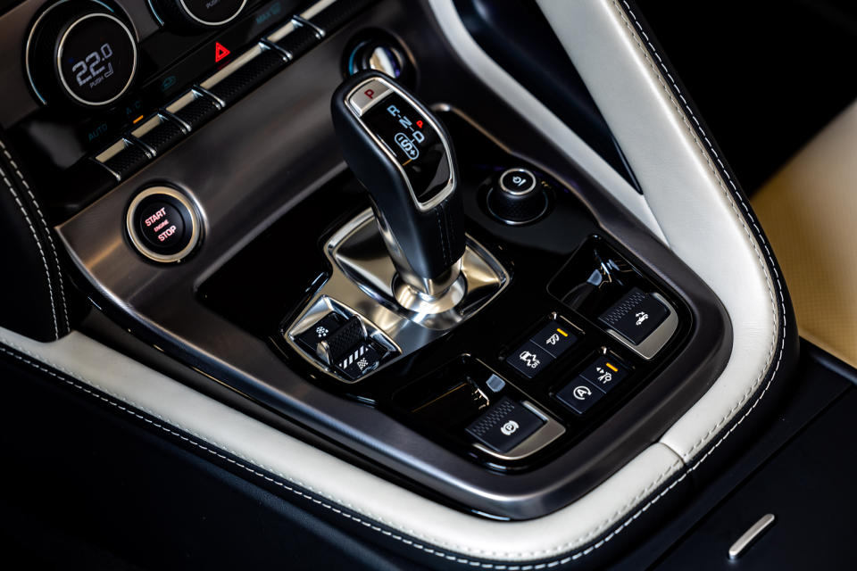 標配可切換的主動式排氣系統，釋放 Jaguar F-TYPE 駕駛體驗中獨特的標誌性咆哮聲浪。