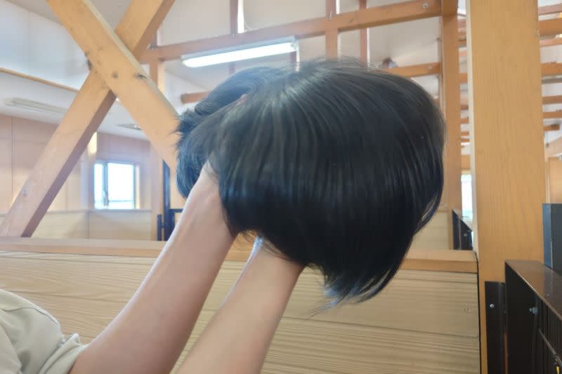 ▲日本北海道「帶廣動物園」日前分享一組「假髮照」引起網友的關注。（圖／推特帳號obizoo_official）