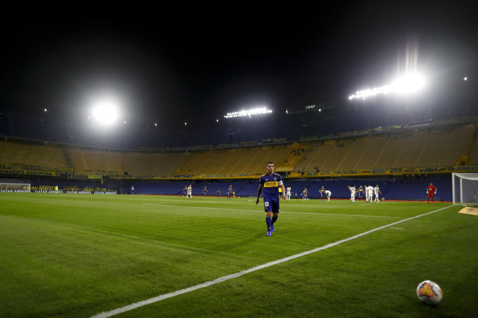 Carlos Tevez, de Boca Junios de Argentina, camina en la cancha durante un encuentro de la Copa Libertadores ante Libertad de Paraguay, el martes 29 de septiembre de 2020, en Buenos Aires (Agustín Marcariana/Pool via AP)