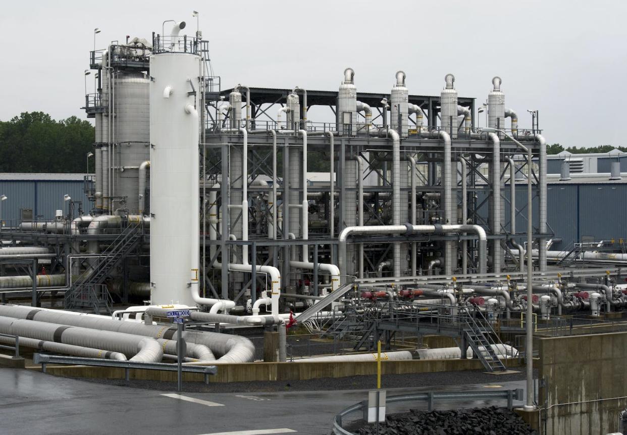 A heat exchanger and transfer pipes at Dominion Energy's Cove Point LNG Terminal in Lusby, Md. <a href="https://newsroom.ap.org/detail/ChesapeakeBayLNGExports/60c6ff33c115496fb821bf89276bd5e9/photo" rel="nofollow noopener" target="_blank" data-ylk="slk:AP Photo/Cliff Owen;elm:context_link;itc:0;sec:content-canvas" class="link ">AP Photo/Cliff Owen</a>