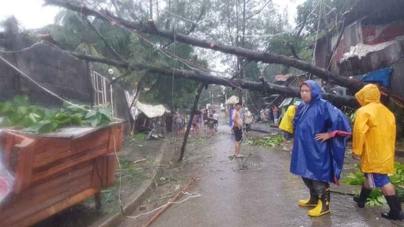  颱風梵高12日晚間登陸菲律賓，圖為鄰近馬尼拉的黎薩省（Rizal）受災情形。（圖／翻攝自黎薩省官方臉書）