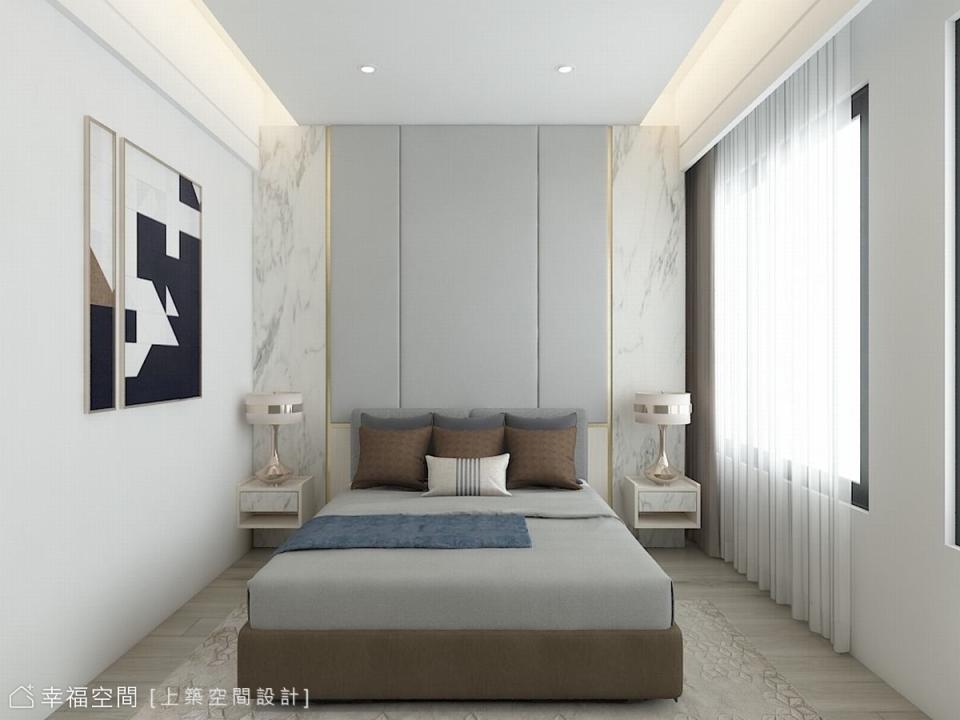 運用L型空間訂定出安穩靜謐的睡眠區，床頭兩側以石紋加鍍鈦飾邊襯托中央繃布，打造清麗別緻的床頭主牆。
