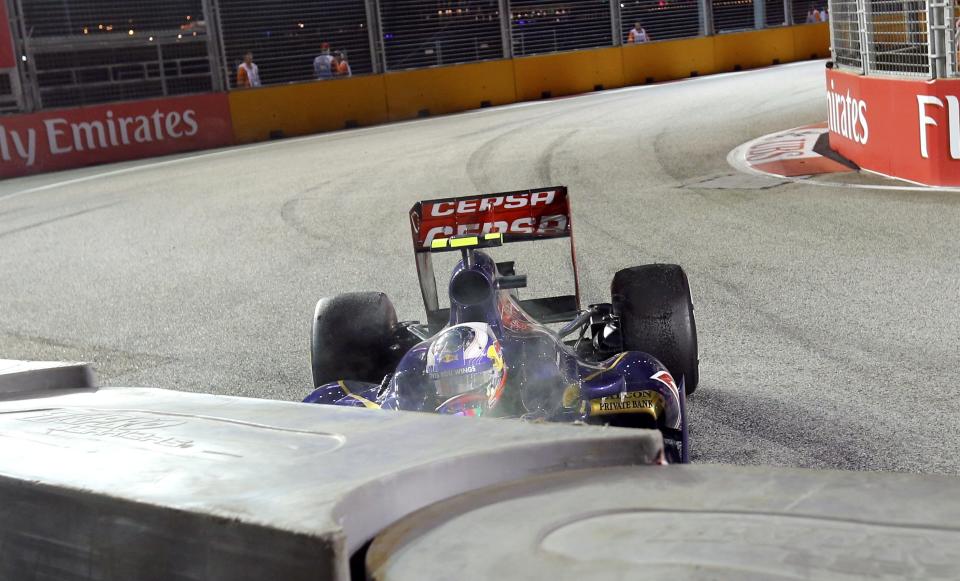 Toro Rosso Formula One driver Daniel Ricciardo of Australia crashes during the Singapore F1 Grand Prix at the Marina Bay street circuit in Singapore September 22, 2013. REUTERS/Natashia Lee (SINGAPORE - Tags: SPORT MOTORSPORT F1)