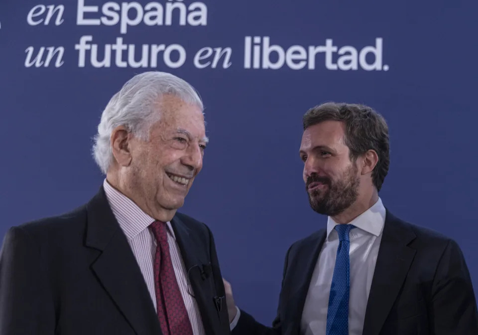 Mario Vargas Llosa y Pablo Casado en la &#xfa;ltima Convenci&#xf3;n Nacional del PP. (Foto: Maria Jose Lopez / Europa Press / Getty Images).