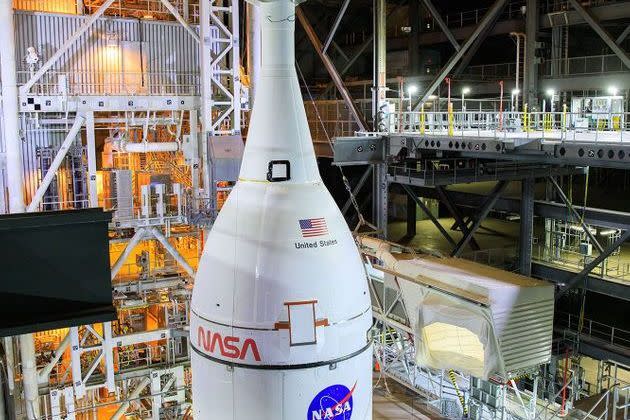 <p>La Nasa a terminé l'assemblage, le 21 octobre 2021, de la fusée Space Launch System et du vaisseau spatial Orion pour la mission sans équipage Artemis I autour de la Lune.</p>