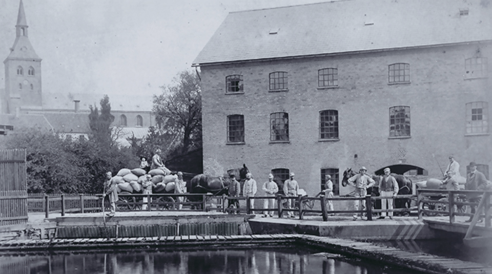 Le Munke Mølle est la plus ancienne entreprise toujours en activité au Danemark, fondée par des moines bénédictins en <strong>1135</strong> comme moulin à eau sur la rivière Odense.