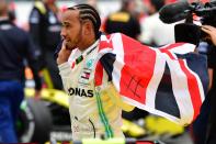 Il le répète à l’envie, il ne chasse pas les records. N’empêche, Lewis Hamilton commence à les empiler. À Silverstone, chez lui, le pilote Mercedes a effacé la malchance qui l’avait poursuivi l’an passé sur la même piste. Mieux, en s’imposant pour la 6e fois sur ce tracé, il a fait oublier Alain Prost et ses 5 succès outre-Manche en devenant le recordman de victoires du Grand Prix de Grande-Bretagne. Parti 2e sur la grille, il s’est livré à une belle passe d’armes avec son coéquipier Bottas dans les premiers tours avant de s’installer aux commandes à la faveur d’un bon arrêt aux stands. (Credit ANDREJ ISAKOVIC/AFP via Getty Images)