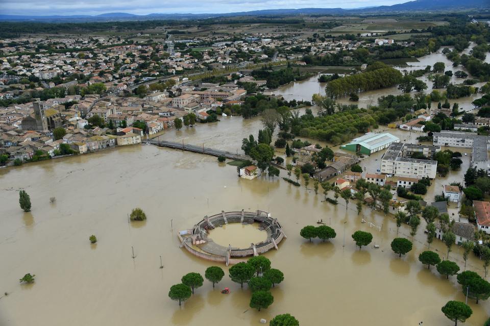 <p>Les crues ont littéralement noyé le petit village de l’Aude, comme le montre cette vue aérienne de la commune. En fin d’après-midi, Trèbes était quasiment déserte.<br>(Crédit : Getty Images) </p>