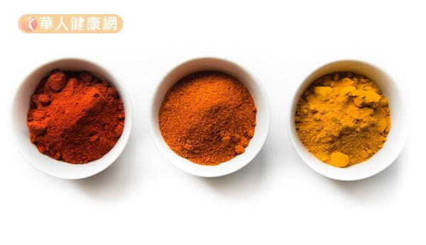依據品種和開花季節的不同，薑黃磨製成粉所呈現的顏色會有不同，薑黃素含量也有高低之分。