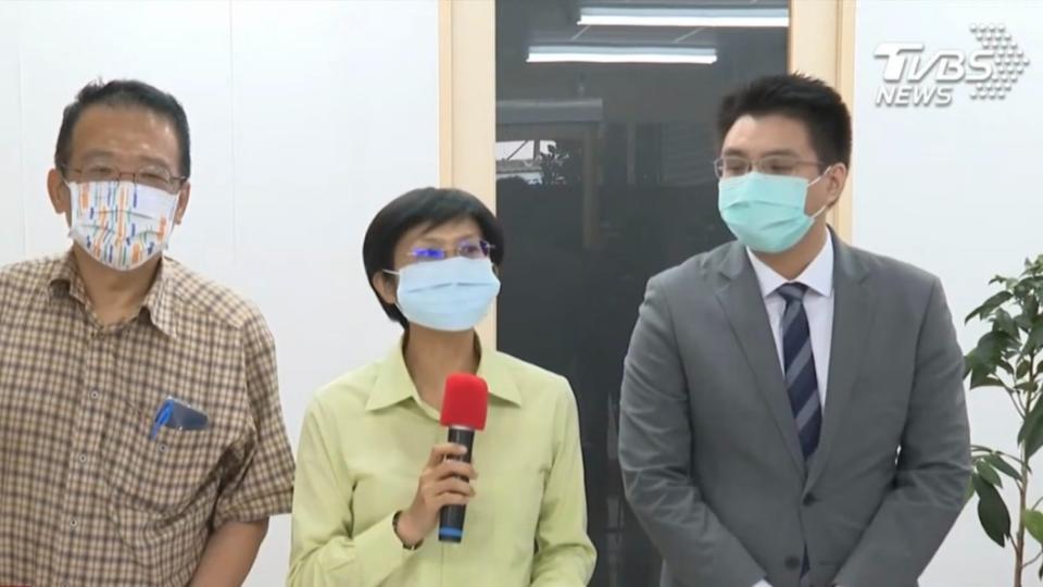 林岱樺與兩名律師一起舉行記者會。（圖／TVBS）