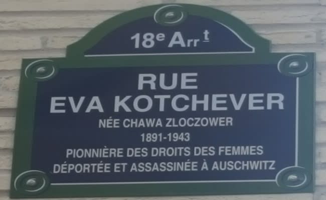 Placa de la calle de París en conmemoración de Eva Kotchever (imagen vía Wikimedia commons)