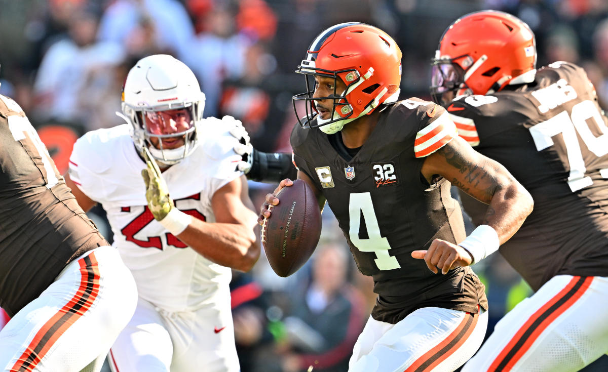 #Deshaun Watson gets big assist from Cardinals defender’s helmet on TD pass to Amari Cooper