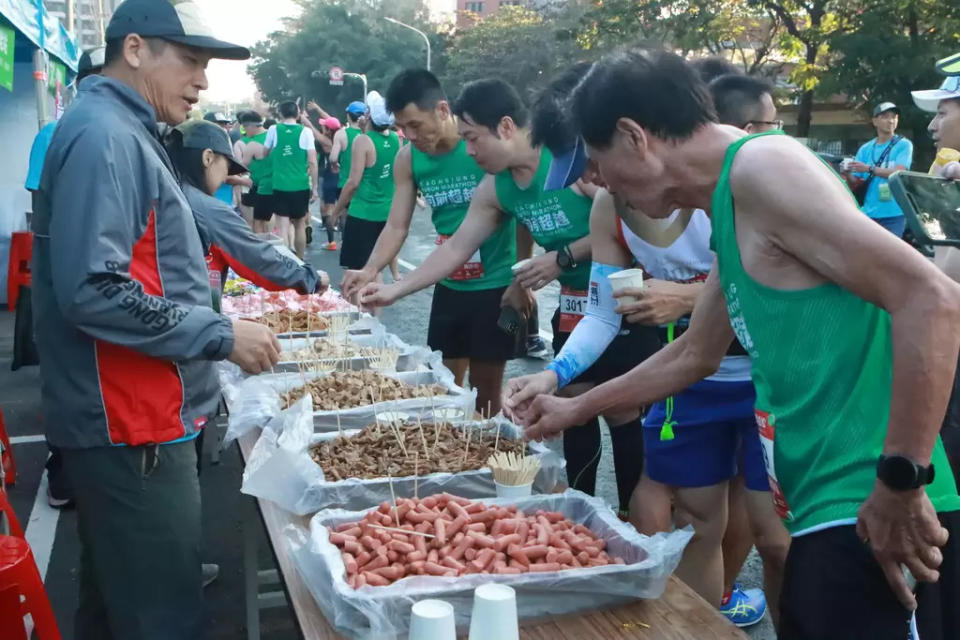 補給站提供高雄在地小吃阿囉哈滷味。高雄運發局提供