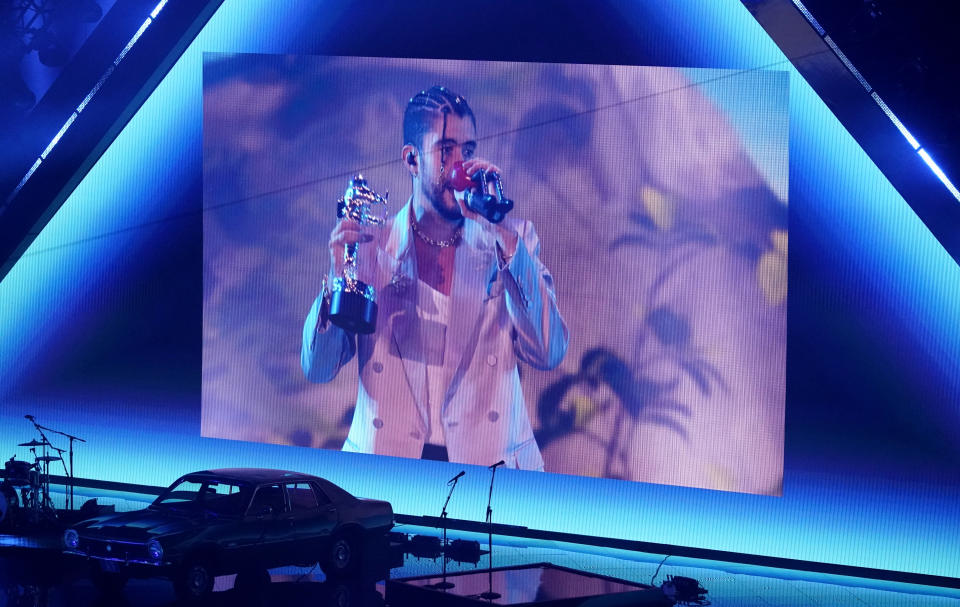 Bad Bunny recibe de forma remota el premio al artista del año en los Premios MTV a los Videos Musicales en el Prudential Center el domingo 28 de agosto de 2022 en Newark, Nueva Jersey. (Foto Charles Sykes/Invision/AP)