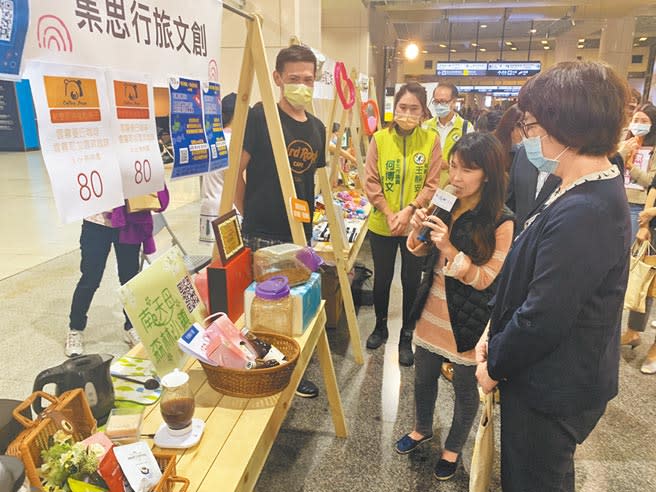 新北市經發局30、31日在板橋車站地下一樓舉辦「新北共好生活節」市集活動。（王揚傑攝）