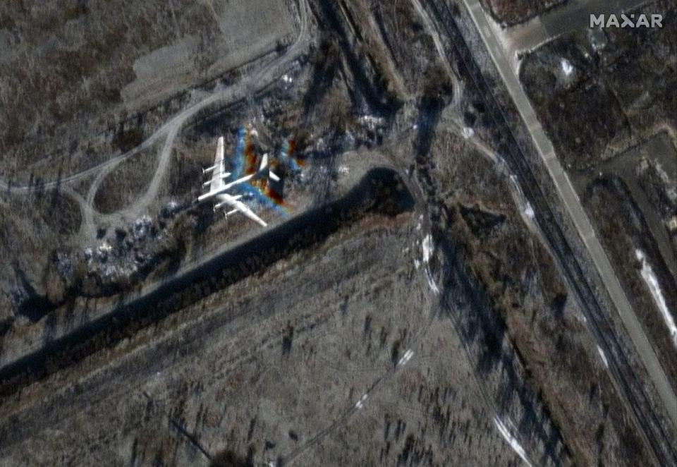 Satellite imagery from Dec 3 & 4, 2022, of Engels air base, Russia (before reports of explosions at the base), showing recent military activity at & near the airfield which houses a heavy bomber aviation unit, primarily comprised of Tu-95 (Bear) & Tu-60 (Blackjack) bombers. (Maxar Technologies/Twitter)