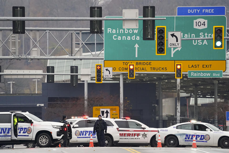 Policías montan guardia en el puente Rainbow tras un choque y explosión, el miércoles 22 de noviembre de 2023, cerca de Niagara Falls, Nueva York. (Derek Gee/The Buffalo News vía AP)