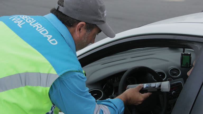 Un agente de seguridad vial realiza un test de alcoholemia