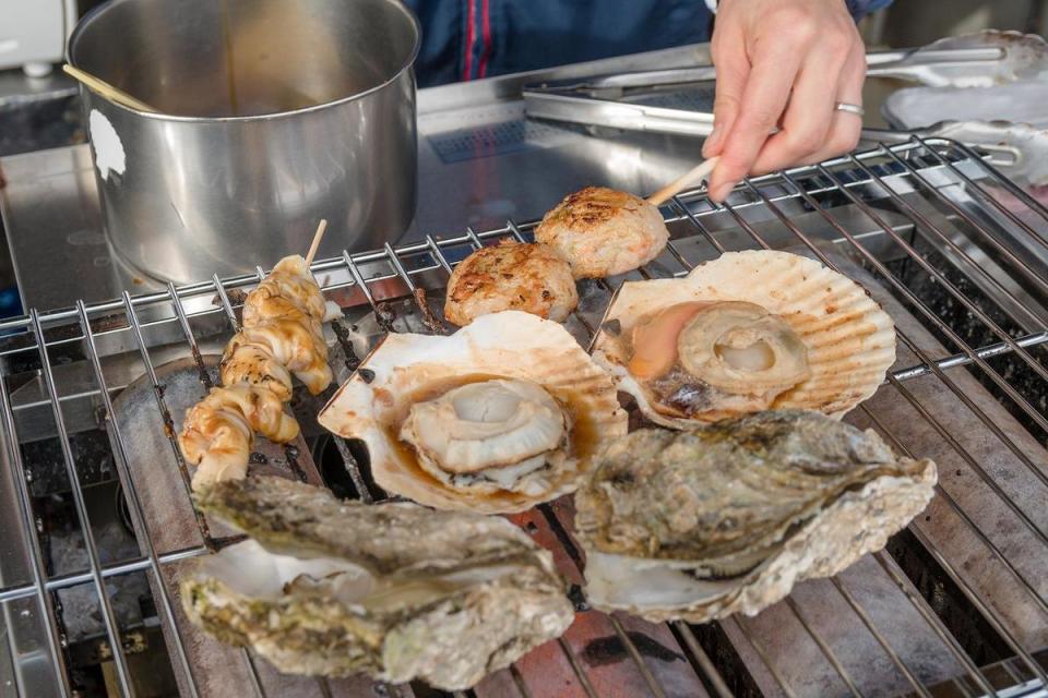 看海鮮在烤網上飄出香氣，讓人食指大動。（Visit MIYAGI提供） 