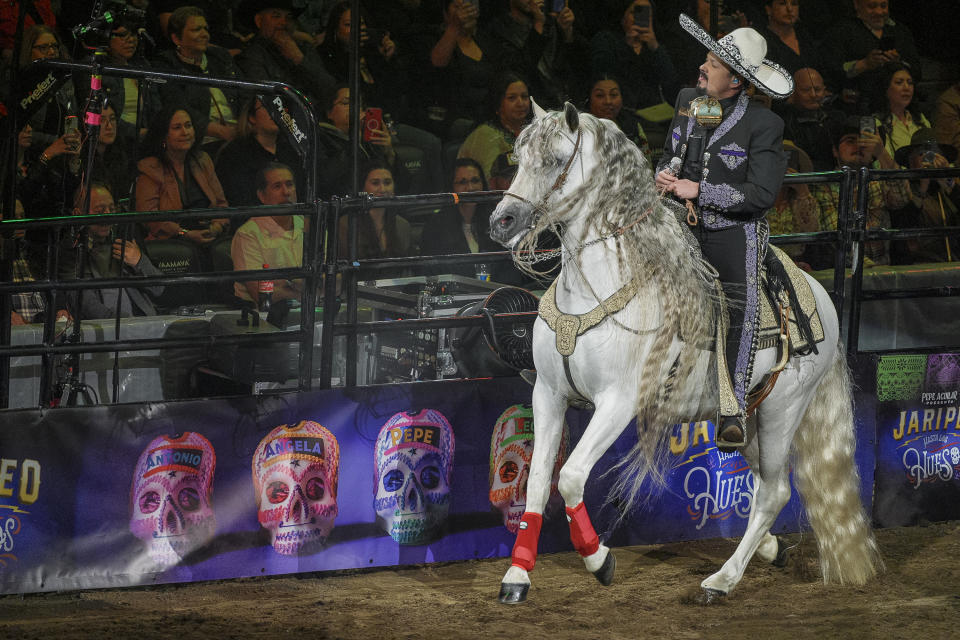 Pepe Aguilar monta a caballo en su espectáculo "Jaripeo hasta los huesos tour 2024" en el Honda Center en Anaheim, California, el viernes 29 de marzo de 2024. El espectáculo rinde homenaje al Día de Muertos, una conocida celebración mexicana. (Foto AP/Damian Dovarganes)