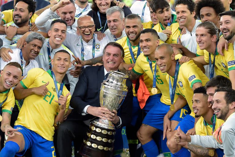 Jair Bolsonaro, presidente de Brasil, festeja con la selección la obtención del trofeo en la Copa América de 2019