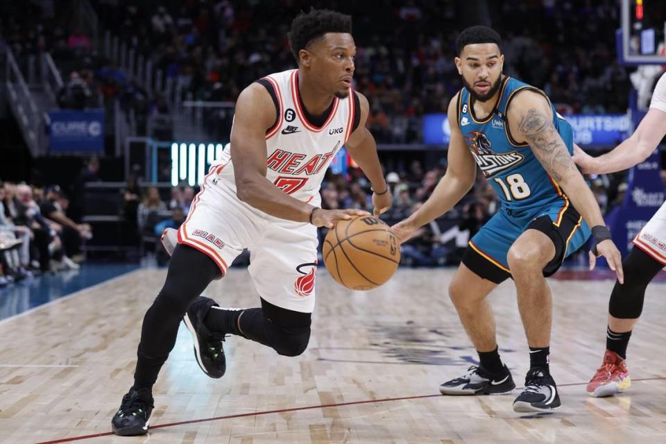 El jugador del Heat Kyle Lowry entra al aro ante la marca de Cory Joseph, de los Pistons, en el partido celebrado el 4 de abril de 2023 en Detroit.