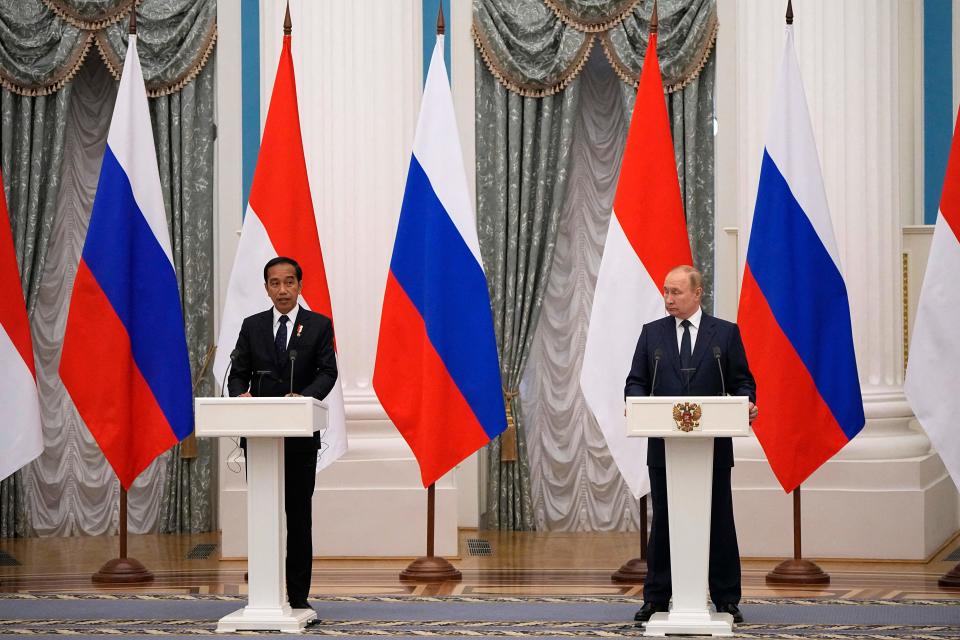 Russian President Vladimir Putin (R) and Indonesia's President Joko Widodo attend a press conference at the Kremlin in Moscow on June 30, 2022. (Photo by Alexander Zemlianichenko / POOL / AFP) (Photo by ALEXANDER ZEMLIANICHENKO/POOL/AFP via Getty Images)