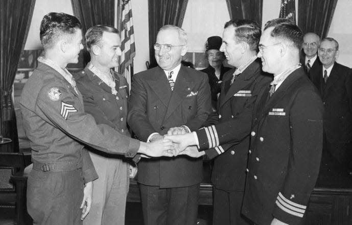 Lee, second from left, with President Harry S. Truman and other Medal of Honor winners in 1946.