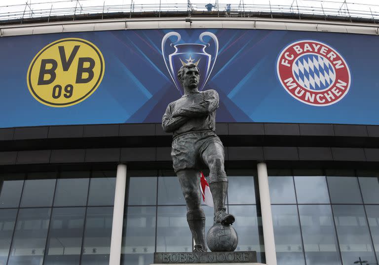 La estatua de Bobby Moore en la entrada de Wembley, sede de la final de la Champions 2012-13