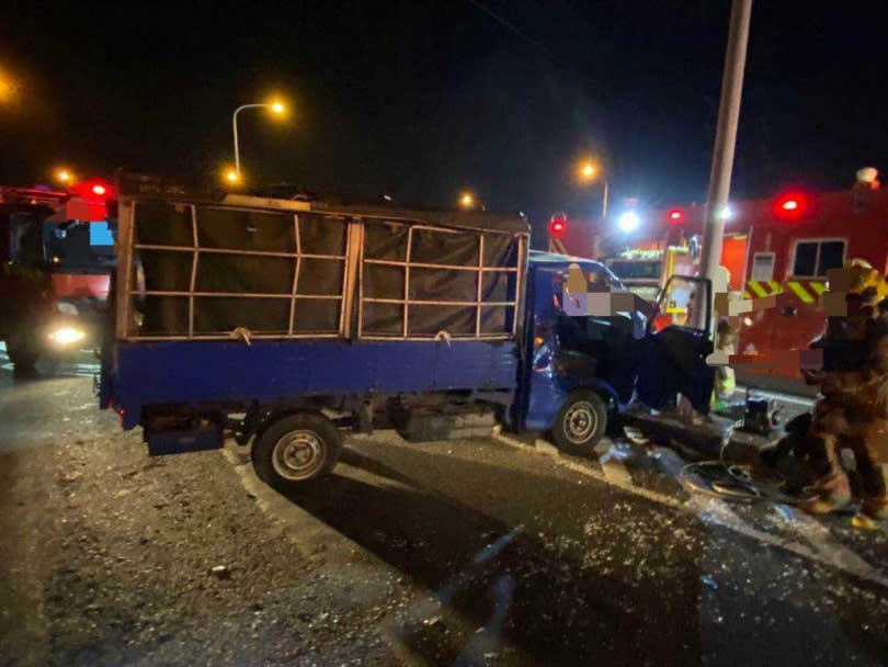 小貨車撞上路燈，車頭嚴重毀損。（圖／警方提供／中國時報曹婷婷台南傳真）