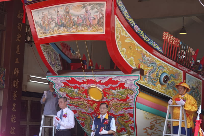 東港迎王平安祭典  王船開光點睛 東港迎王平安祭典王船111年11月開始築造，112年4 月完工，24日上午在東隆宮舉行王船開光點睛儀式， 由屏東副縣長黃國榮（左起）、屏東縣議會議長周典 論、東隆宮董事長潘慶士、東港迎王大總理鄭春忠等 人擔任點睛官，儀式莊重，正式宣告三年一科的平安 祭典開跑。 中央社記者李卉婷攝  112年7月24日 