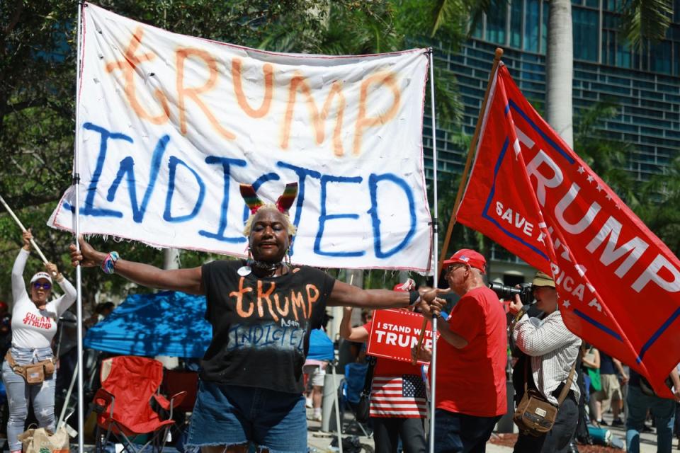 La opositora a Trump Nabine Seiler sostiene un cartel que dice “Trump, otra vez imputado” frente al juzgado federal de los Estados Unidos Wilkie D. Ferguson Jr. (Getty Images)