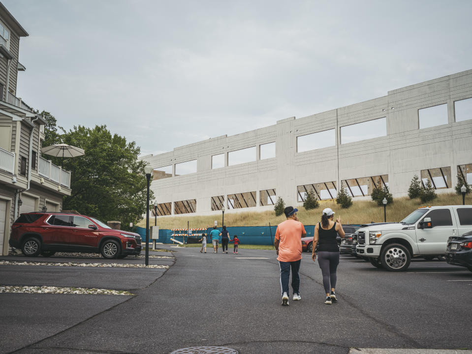 Una subestación que ayuda a alimentar un par de CPD junto al vecindario de Greenview Estates en Haymarket, Virginia, el 11 de junio de 2023. (Greg Kahn/The New York Times)
