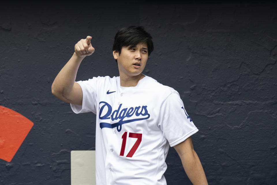 洛杉矶道奇队的 Shohei Ohtani 于 2024 年 2 月 3 日星期六在洛杉矶举行的球队球迷盛会上走上舞台。（美联社照片/Kyusung Kong）