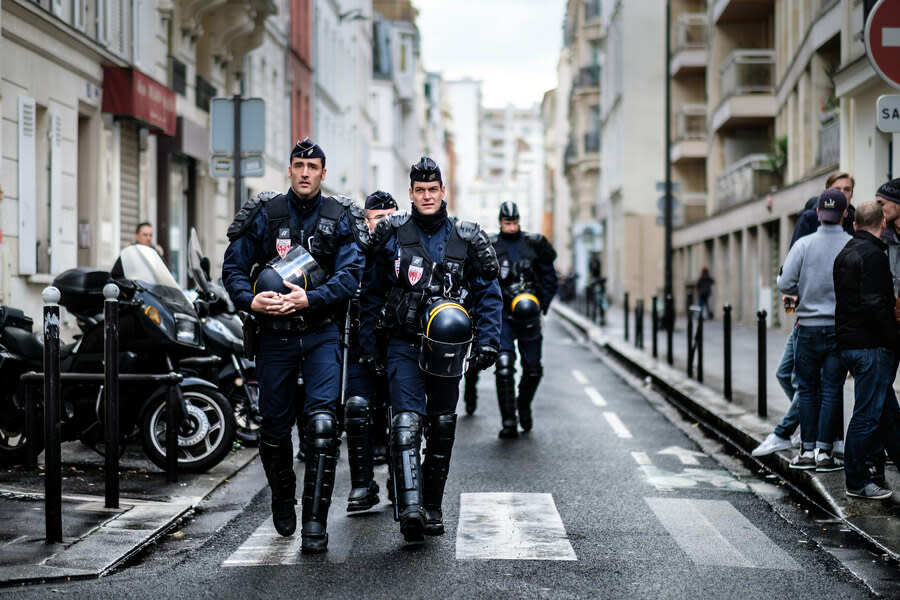 法國警方批准新納粹份子的集會申請，但不斷駁回反年改團體的申請，引發外界批評。(photo by Kristoffer Trolle via flickr, used under CC License)
