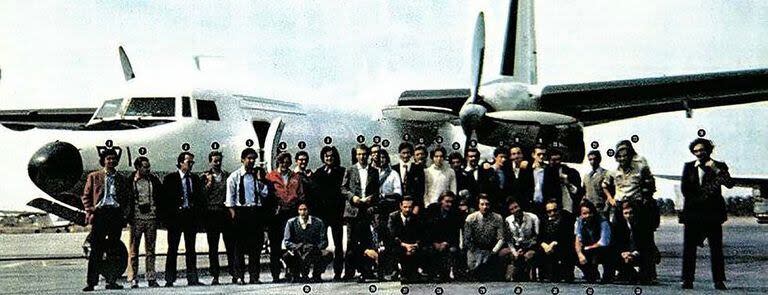 Antes de la tragedia: el 13 de octubre de 1972 justo antes de subirse al vuelo 571 de la Fuerza Aérea Uruguaya, el equipo de rugby se tomó una fotografía sin imaginarse lo que estaba a punto de sucederles