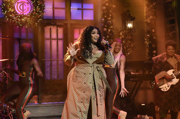 Lizzo sings on 'SNL' stage