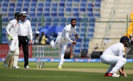 Cricket - Pakistan v England - First Test - Zayed Cricket Stadium, Abu Dhabi, United Arab Emirates - 13/10/15 England's Adil Rashid (C) in action Action Images via Reuters / Jason O'Brien Livepic