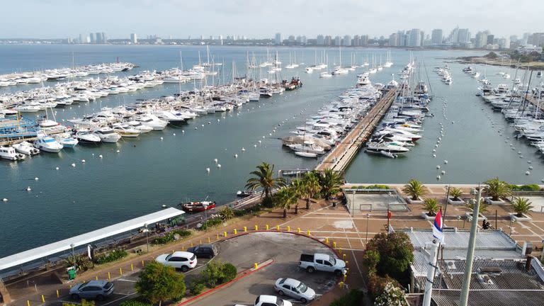 Imágenes del puerto de Punta del Este, desbordado de barcos, la mayoría de bandera argentina