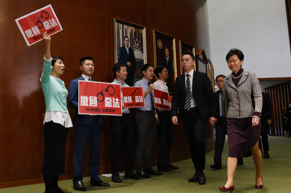 林鄭今早出席立法會質詢環節，民主派議員向她抗議。何君健攝