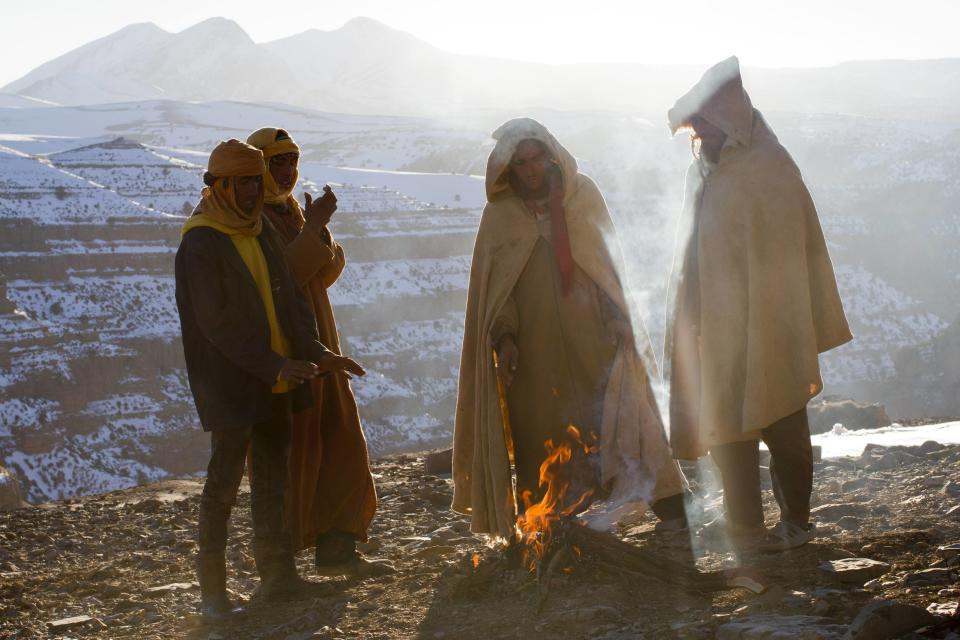 Los residentes de Ait Sghir se calientan en una hogera para luchar contra el frío. Los pueblos bereberes viven fundamentalmente de la agricultura, de la cocción del pan, el pastoreo o la elaboración de productos tradicionales.