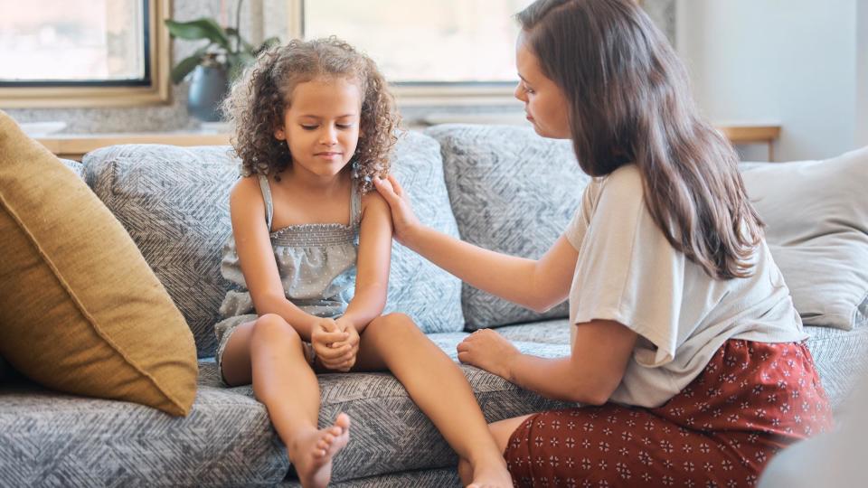 Una madre escucha a su hija.