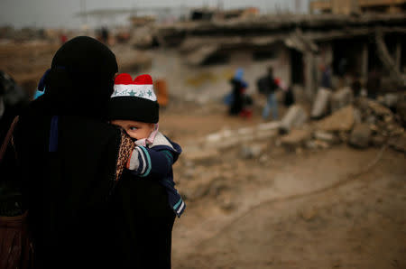 Displaced Iraqis flee their homes as Iraqi forces battle with Islamic State militants, in western Mosul, Iraq March 18, 2017. REUTERS/Suhaib Salem