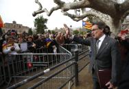 Catalonia's President Artur Mas waves to supporters after voting in the regional parliament to send a petition for referendum to the national parliament, in Barcelona, January 16, 2014. Local lawmakers in the northeastern Spanish region of Catalonia voted to seek a referendum on breaking away from Spain on Thursday, setting themselves up for a battle with an implacably opposed central government in Madrid. The Catalan Parliament in Barcelona voted 87 to 43, with 3 abstentions, to send a petition to the national parliament seeking the power to call a popular vote on the region's future. The independence movement in Catalonia, which has its own language and represents a fifth of Spain's national economy, is a direct challenge to Prime Minister Mariano Rajoy, who has pledged to block a referendum on constitutional grounds. REUTERS/Albert Gea (SPAIN - Tags: POLITICS CIVIL UNREST)