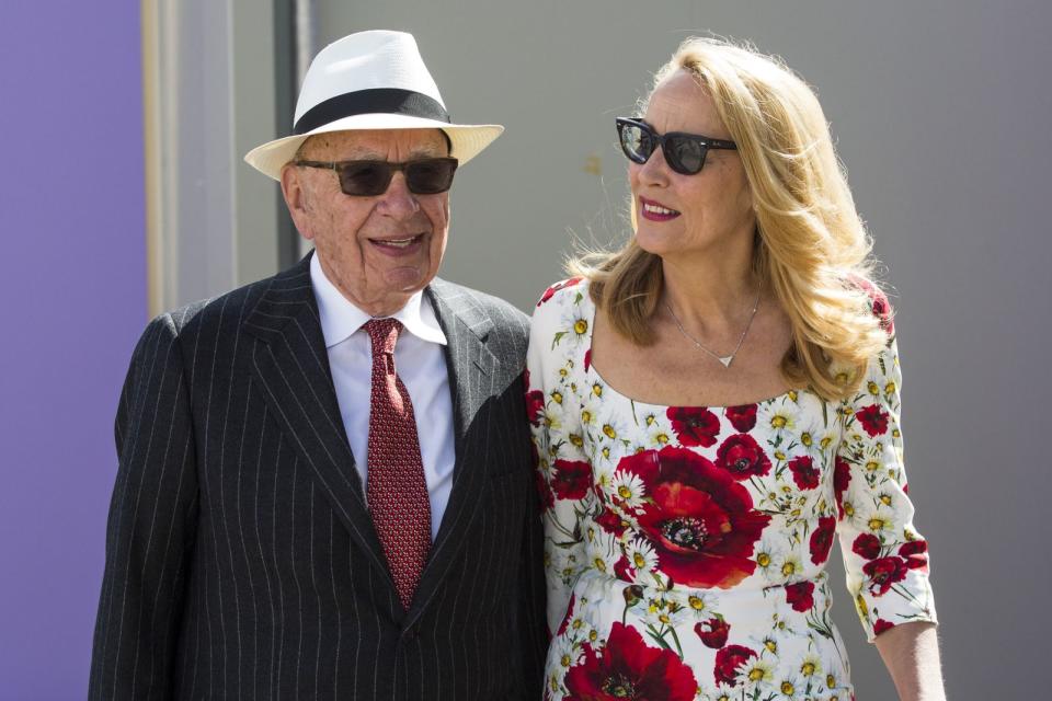 2016 heiratete Robert Murdoch erneut. Die Dame auf dem Foto kommt schon an anderer Stelle dieser Galerie vor - es ist Jerry Hall, Ex-Frau von Mick Jagger. Im August 2022 war auch diese Ehe zu Ende - und Murdoch kam vergleichsweise billig weg: Ein 11-Millionen-Dollar-Anwesen und eine zweistellige Millionensumme gingen an Hall. (Bild: Jack Taylor/Getty Images)