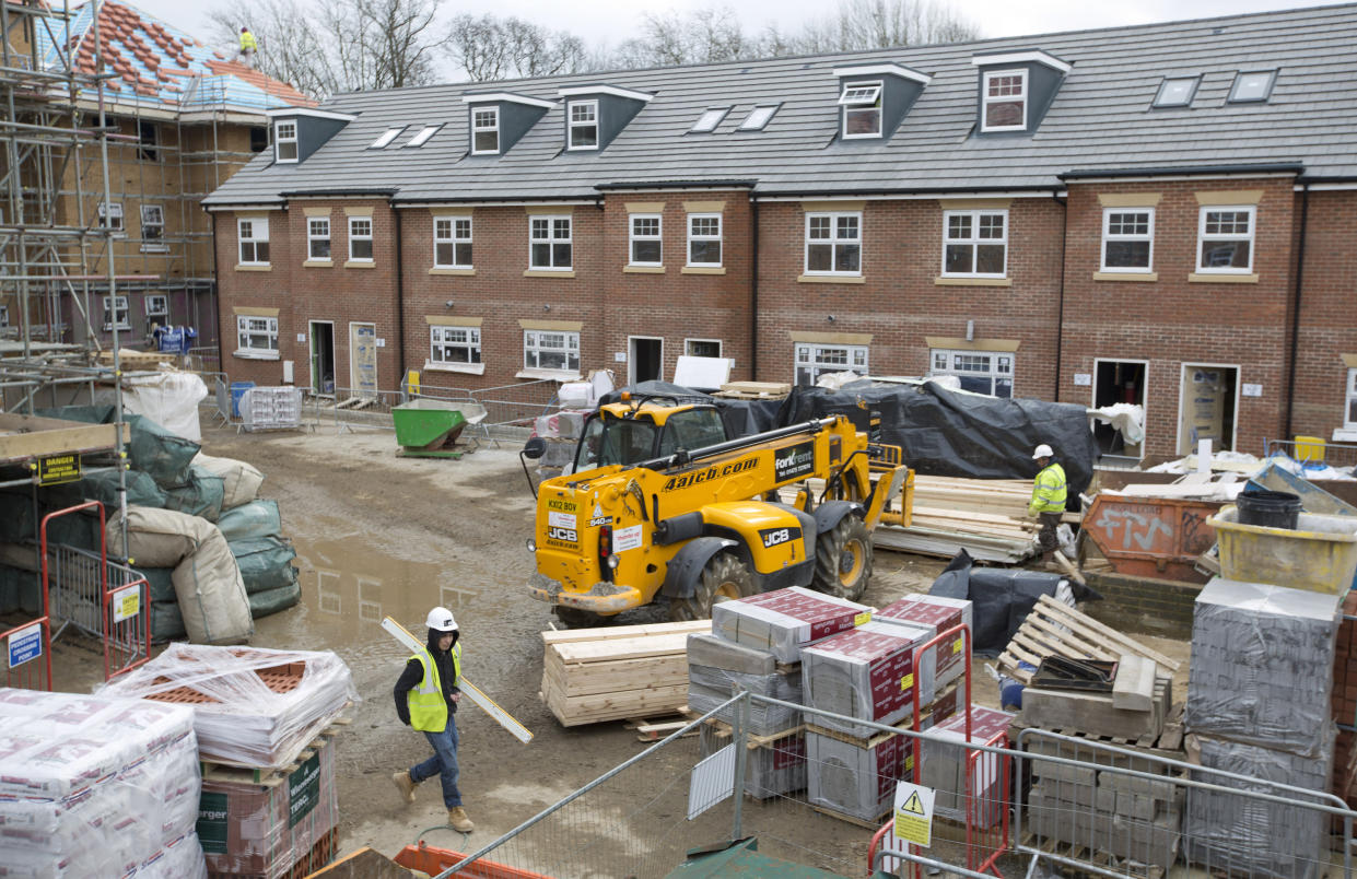 Construction workers build a new residential property development in north London, March 21, 2013. British finance minister George Osborne said on Thursday that new measures to boost home ownership did not risk causing a repeat of the housing bubble that helped usher in the country's financial slump five years ago. On Wednesday, he announced plans to guarantee 130 billion pounds of mortgages from 2014 for three years, allowing banks to provide more loans to people without big deposits. The government also committed 3.5 billion pounds ($5.3 billion) over three years to shared equity loans for new-build homes worth less than 600,000 pounds, allowing buyers to purchase them with a 5 percent deposit. REUTERS/Neil Hall (BRITAIN - Tags: BUSINESS POLITICS REAL ESTATE)