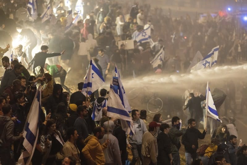 3月26日，以色列群眾上街抗議總理納坦雅胡強推司法改革。 （AP）